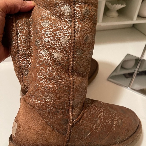 Uggs boots with light gold color logos all around the boots tan and gold - Picture 6 of 14